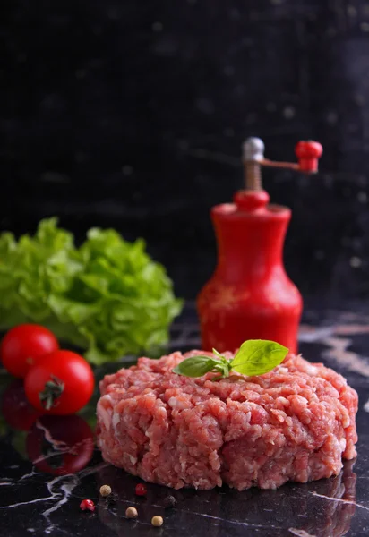 Carne picada crua com especiarias — Fotografia de Stock