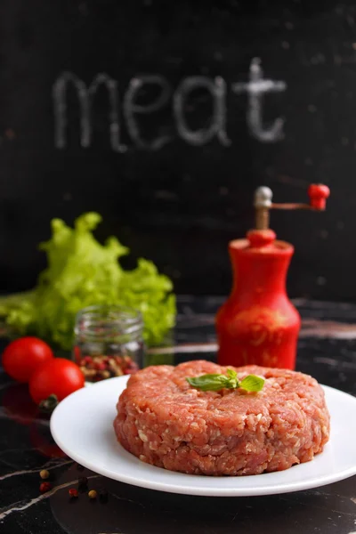 Carne picada crua com especiarias — Fotografia de Stock