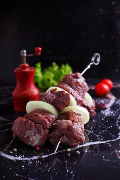 Shashlik cru com cebolas — Fotografia de Stock