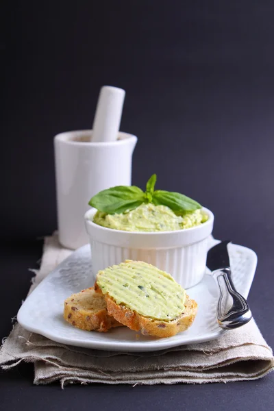Масло с базиликом, пармезаном и чесноком — стоковое фото