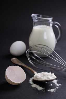 Siyah arkaplanda malzemeler pişiriliyor