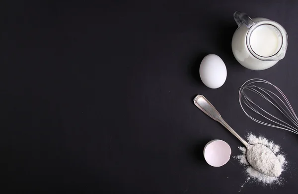 Siyah arkaplanda malzemeler pişiriliyor