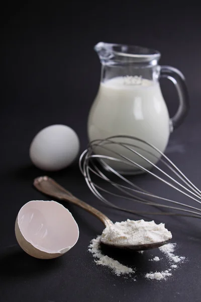 Ingredientes de cozimento em fundo preto — Fotografia de Stock