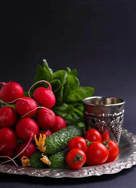 Verduras frescas en una bandeja metálica — Foto de Stock
