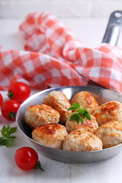 Köttbullar i metall pan — Stockfoto