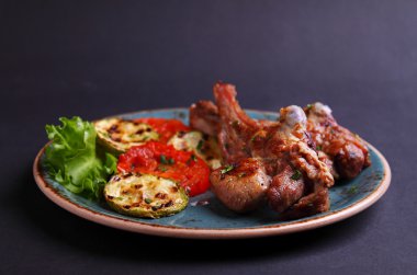 Kuzu pirzolası kemik üzerinde