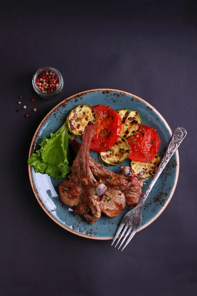 Kuzu pirzolası kemik üzerinde