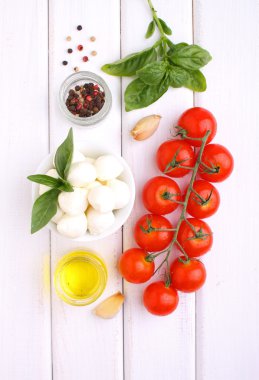 Sarı ve kırmızı domatesler