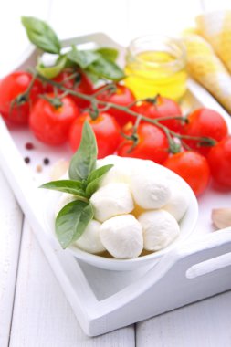 Sarı ve kırmızı domatesler