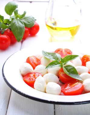 İtalyan Caprese salatası
