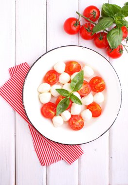 İtalyan Caprese salatası
