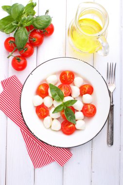 İtalyan Caprese salatası