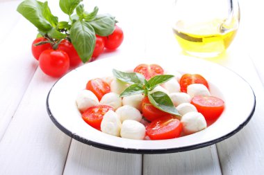 İtalyan Caprese salatası