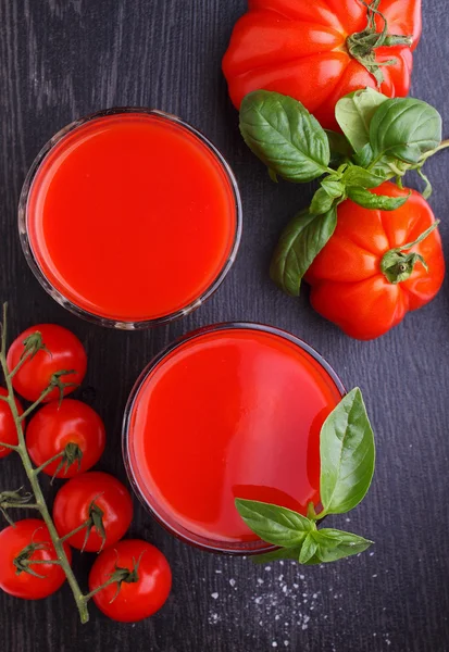 Bir bardak domates suyu — Stok fotoğraf