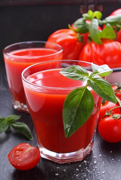 Jugo de tomate en un vaso —  Fotos de Stock