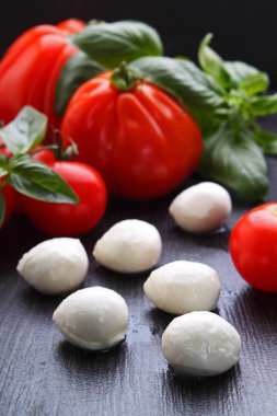 domates, fesleğen ve mozzarella