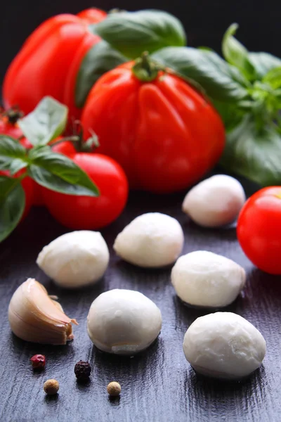 Tomates, albahaca y mozzarella — Foto de Stock