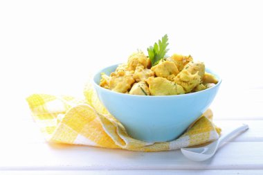 Mavi bir kase tavuk köri