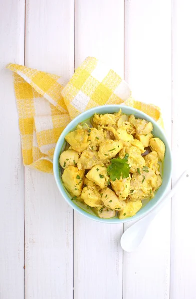 Pollo al curry en un tazón azul — Foto de Stock