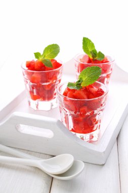 tatlı çilek nane yaprakları ile dekore edilmiştir.