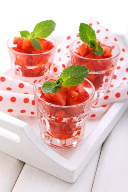 tatlı çilek nane yaprakları ile dekore edilmiştir.