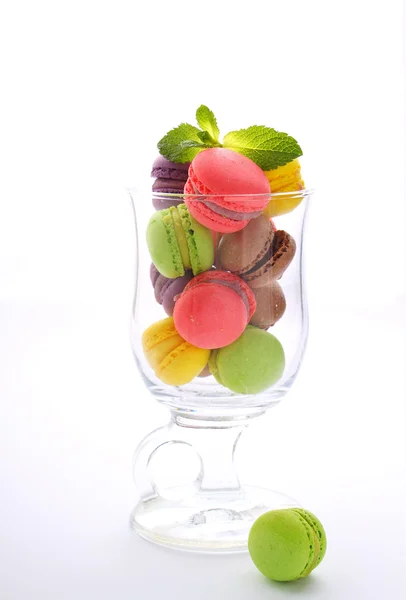 Gâteau macaron dans un gobelet en verre — Photo