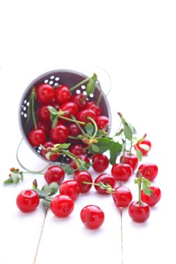 Vintage kevgir içinde kiraz