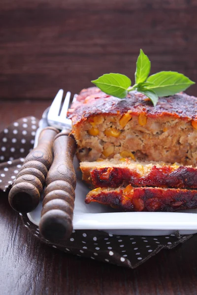 Fleischkuchen auf Teller — Stockfoto