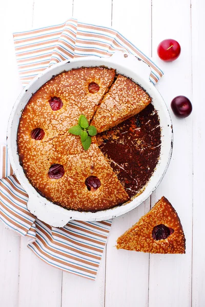 Chocolate cake with plums — Stock Photo, Image