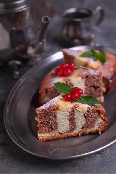 Bolo saboroso com bagas — Fotografia de Stock