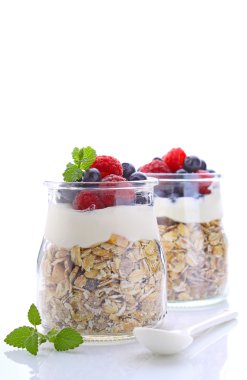 yoğurt ve çilek ile tahıl