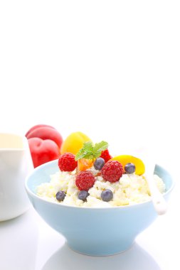 çilek ve yoğurt peynir