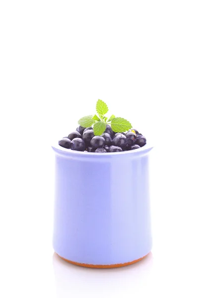 Blaubeeren im blauen Glas — Stockfoto