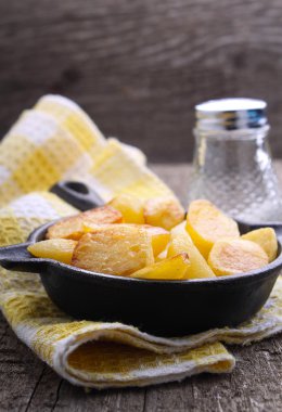 bir dökme demir tavada kızarmış patates