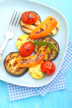 Mavi plaka üzerinde ızgara sebze