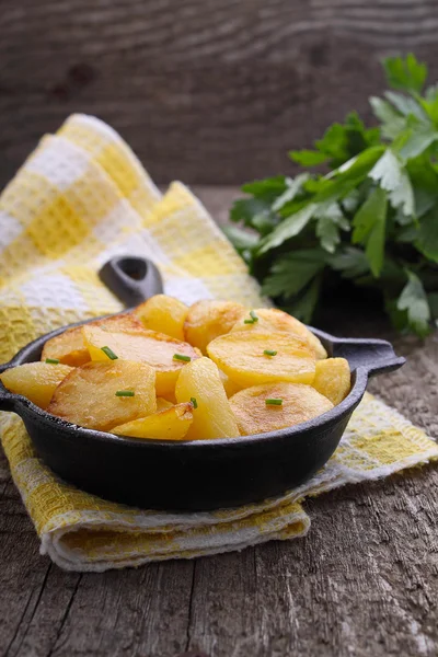 Картофель жареный в чугунной сковороде — стоковое фото