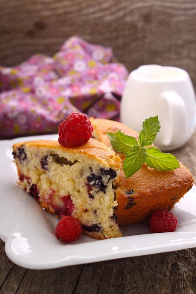 Zelfgemaakte cake met bessen — Stockfoto