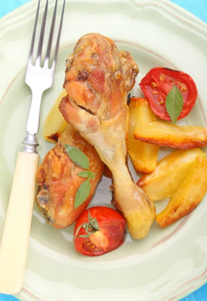 Noga kurczaka pieczony z ziemniakami — Zdjęcie stockowe