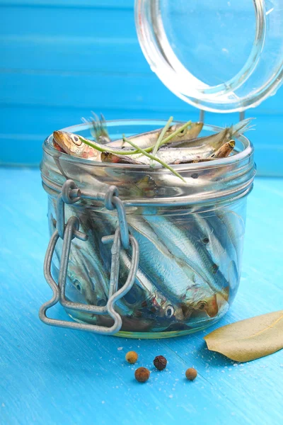 Peixes de espadilha salgados no frasco — Fotografia de Stock
