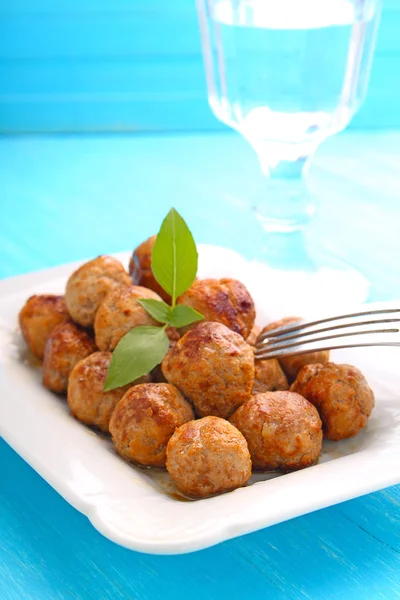 Köttbullar på en vit platta — Stockfoto