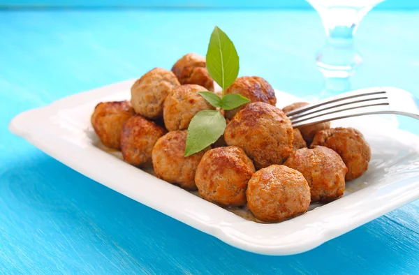 Boulettes de viande sur une assiette blanche — Photo