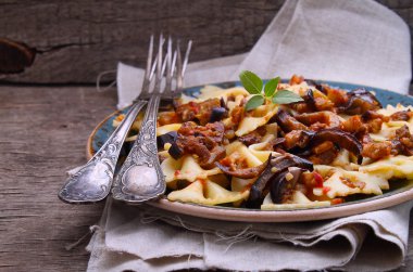 Vejetaryen makarna patlıcan ile