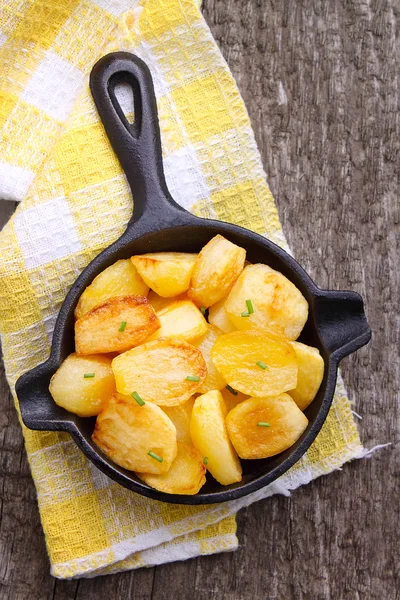 Batatas fritas em uma frigideira de ferro fundido — Fotografia de Stock