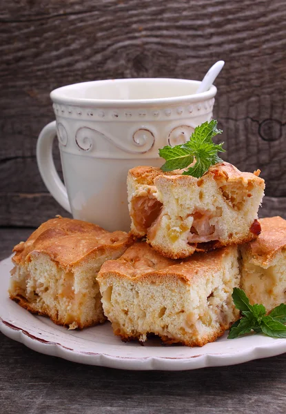 Bolo de esponja com maçãs — Fotografia de Stock