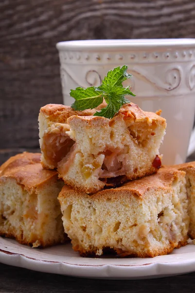 Sponge cake with apples — Stock Photo, Image