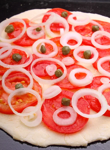 Pizza mit Tomaten und Kapern — Stockfoto