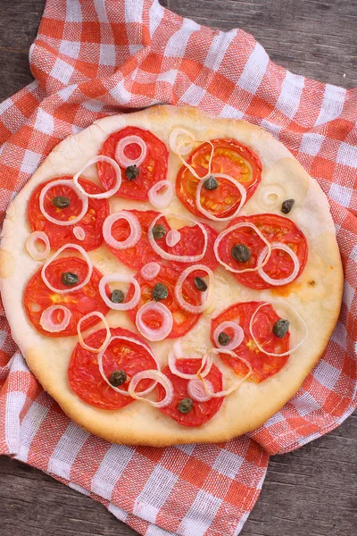 Pizza s rajčaty a kapary — Stock fotografie