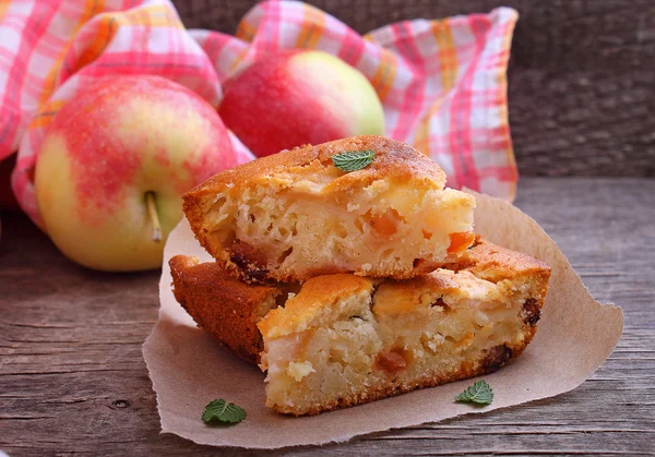 Pastel casero con manzanas y pasas — Foto de Stock