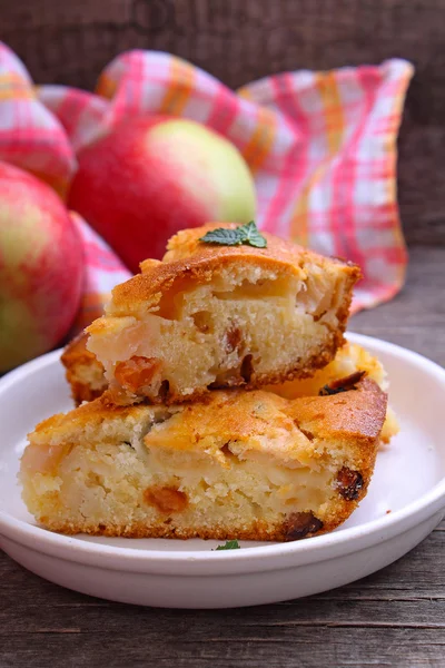 Pastel casero con manzanas y pasas — Foto de Stock