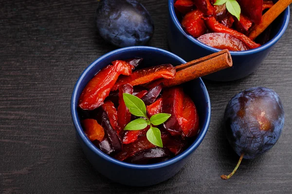 Tatlı, tarçın ile haşlanmış Erik